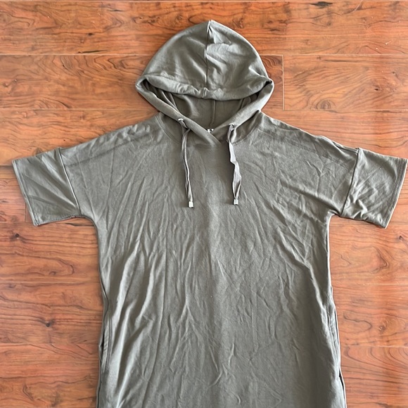 Cable & Gauge Sage Green Short Sleeve Hooded Tunic Shirt Top - Picture 2 of 9